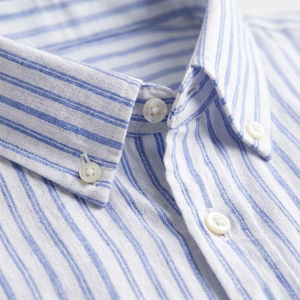 Détail du col et tissu lin lourd chemise rayée bleue Amalfi — Rivenza