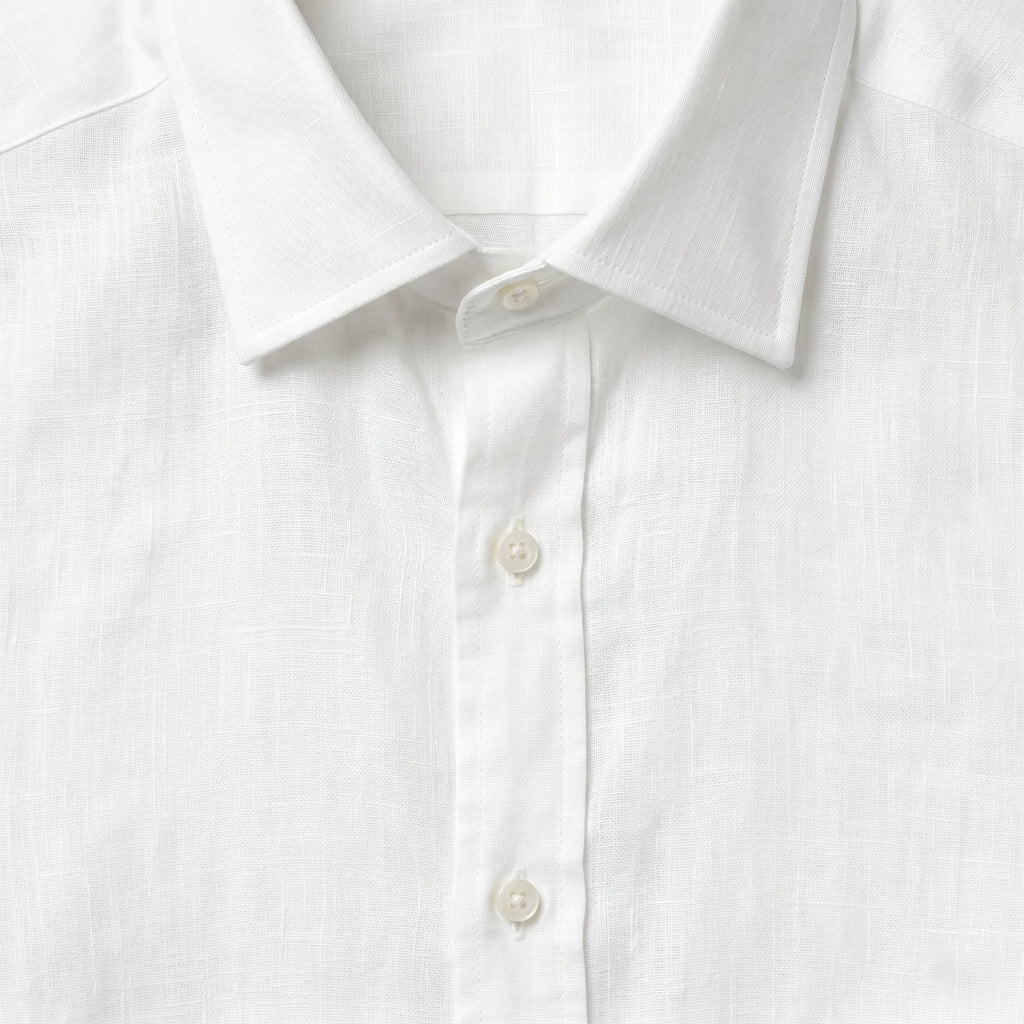 Détail col chemise blanche lin lourd homme — Rivenza