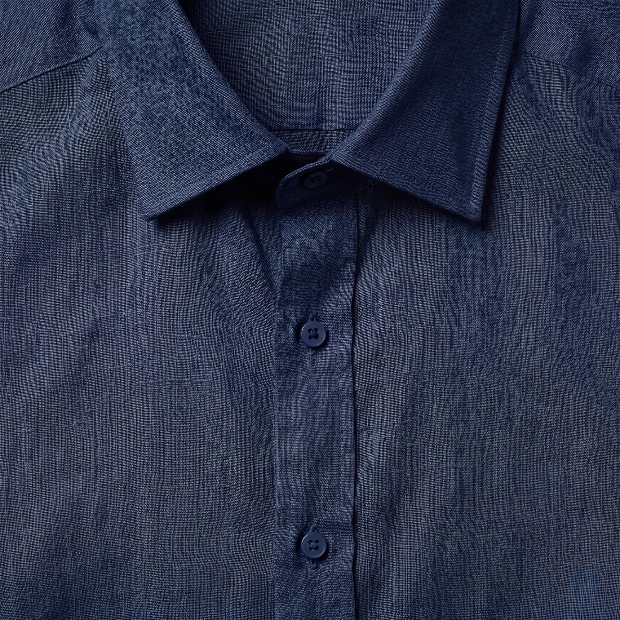 Détail col chemise blanche lin lourd homme — Rivenza