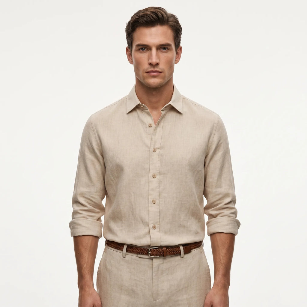 Homme élégant portant une chemise en lin lourd couleur sable — Rivenza