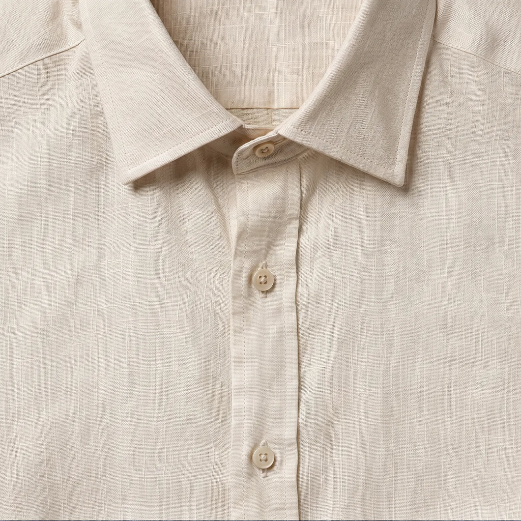 Zoom sur le col et tissage haute densité chemise en lin sable — Rivenza