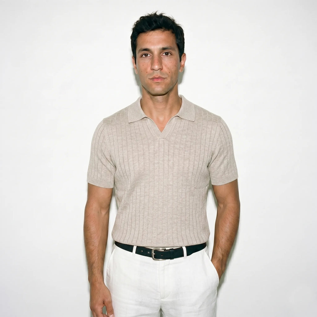 Homme portant un polo col skipper beige en maille jacquard style Riviera — Rivenza