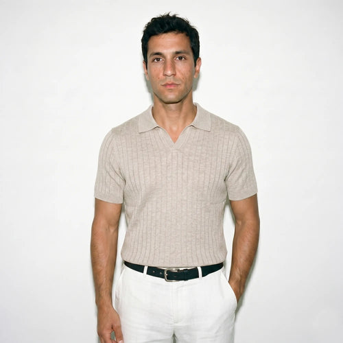 Homme portant un polo col skipper beige en maille jacquard style Riviera — Rivenza