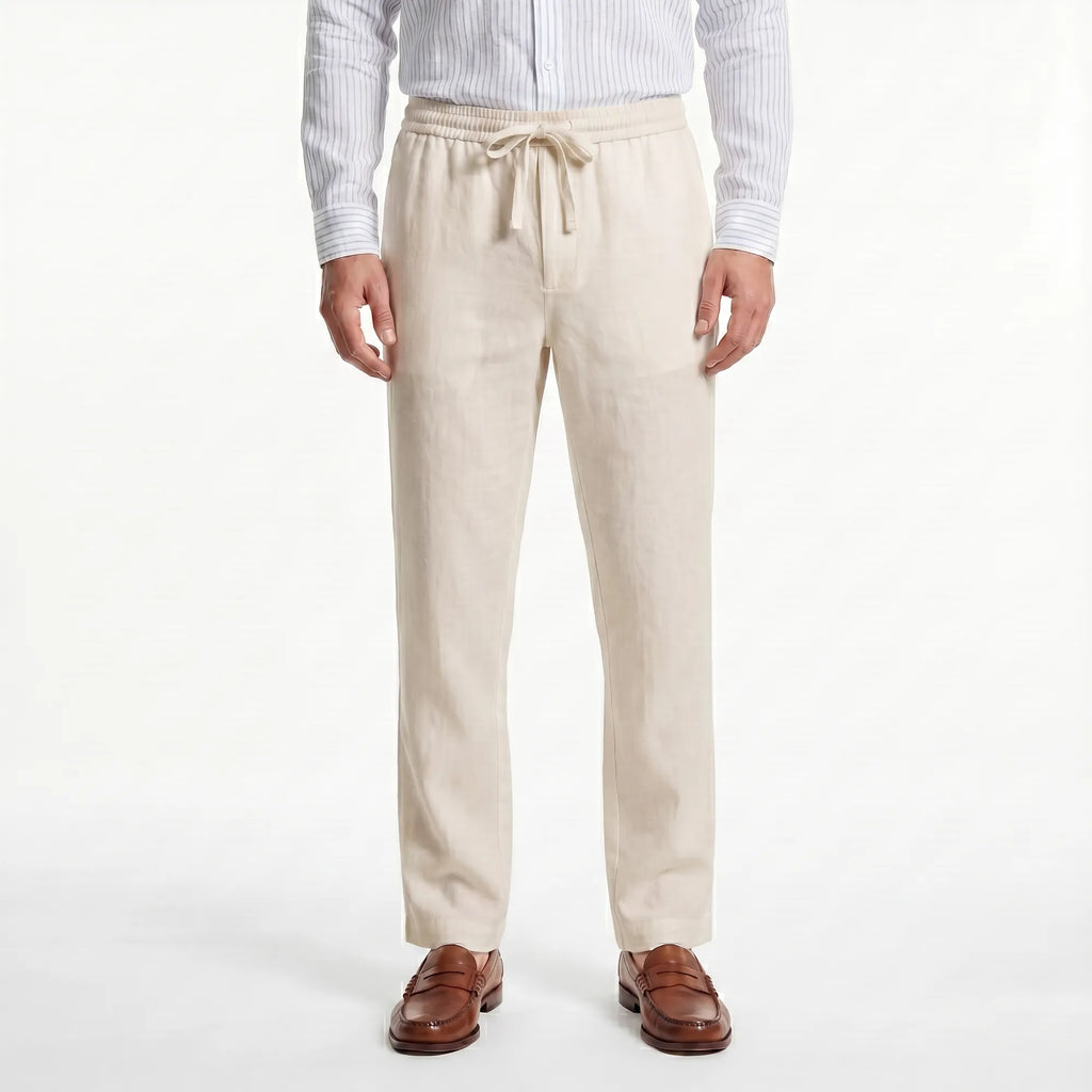 Homme portant un pantalon en lin beige style estival chic — Rivenza