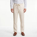 Homme portant un pantalon en lin beige style estival chic — Rivenza