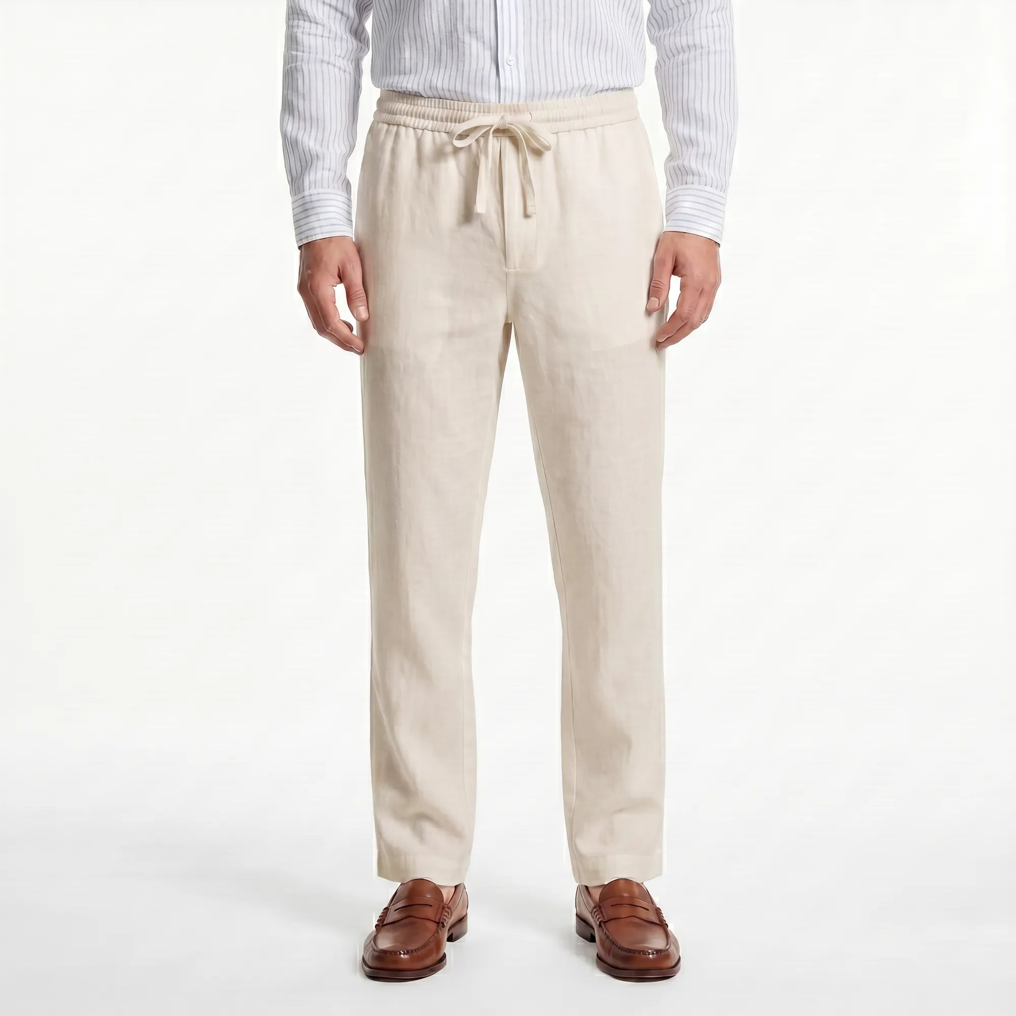 Homme portant un pantalon en lin beige style estival chic — Rivenza