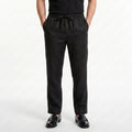 Look homme quiet luxury avec pantalon en lin lourd noir — Rivenza