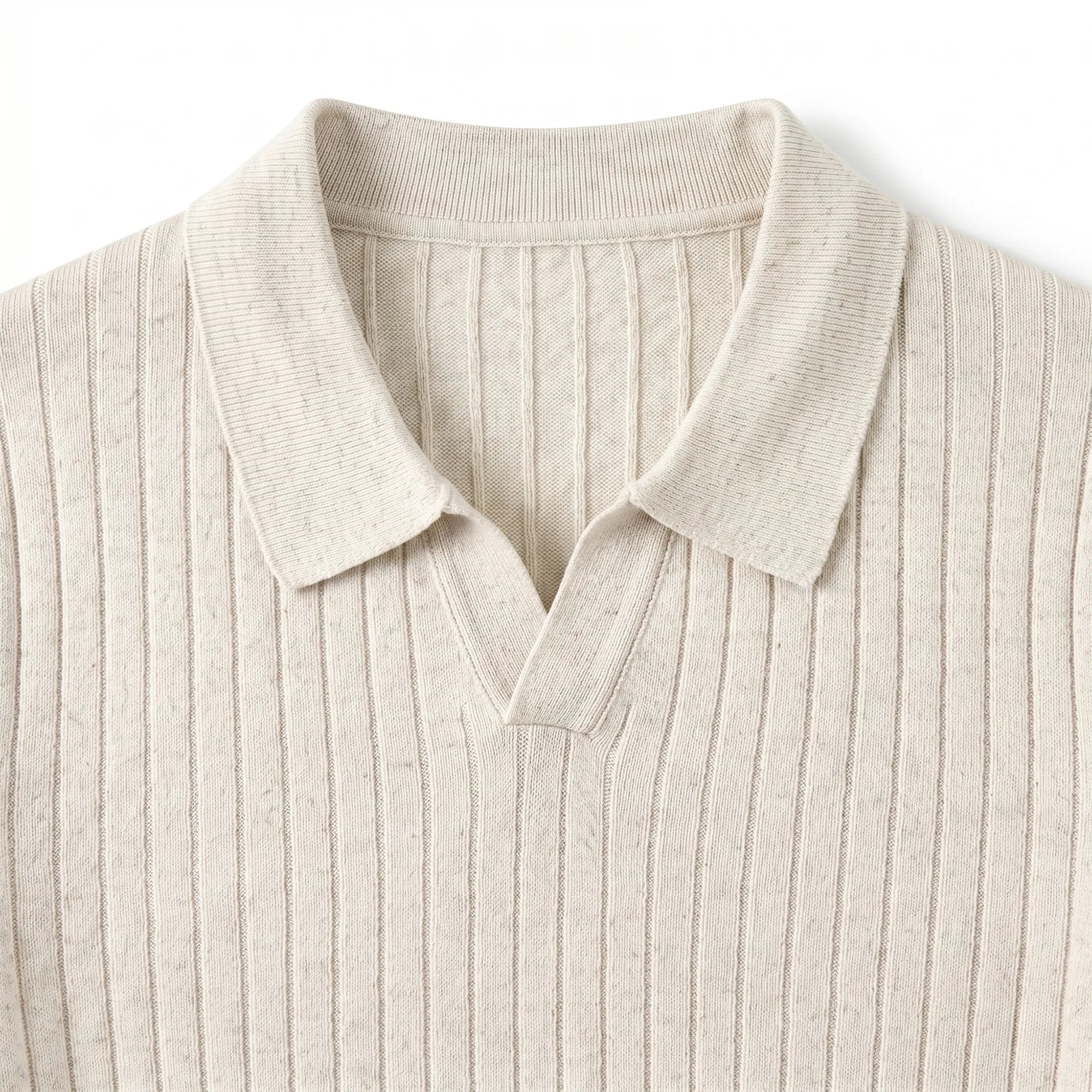 Zoom sur la maille texturée du polo beige Azzura — Rivenza
