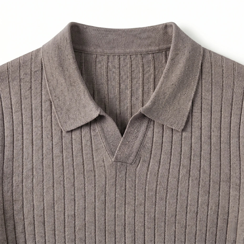 Détail de la maille et du col ouvert polo gris — Rivenza