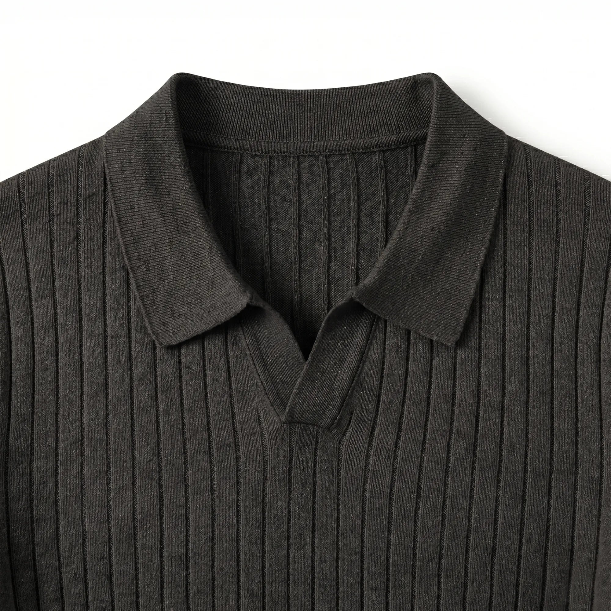 Zoom sur le col sans bouton polo maille noire Azzura — Rivenza