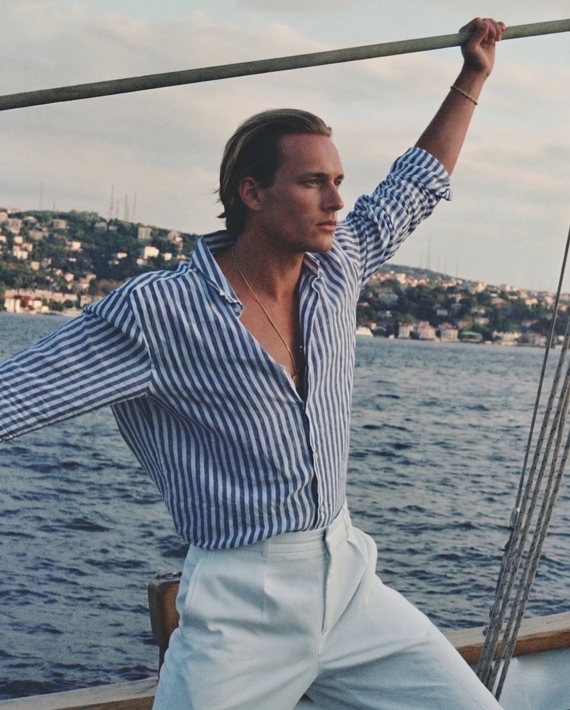 Style Riviera homme assis bord de mer chemise blanche — Rivenza