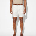 Homme portant un short en lin blanc non transparent style Riviera — Rivenza