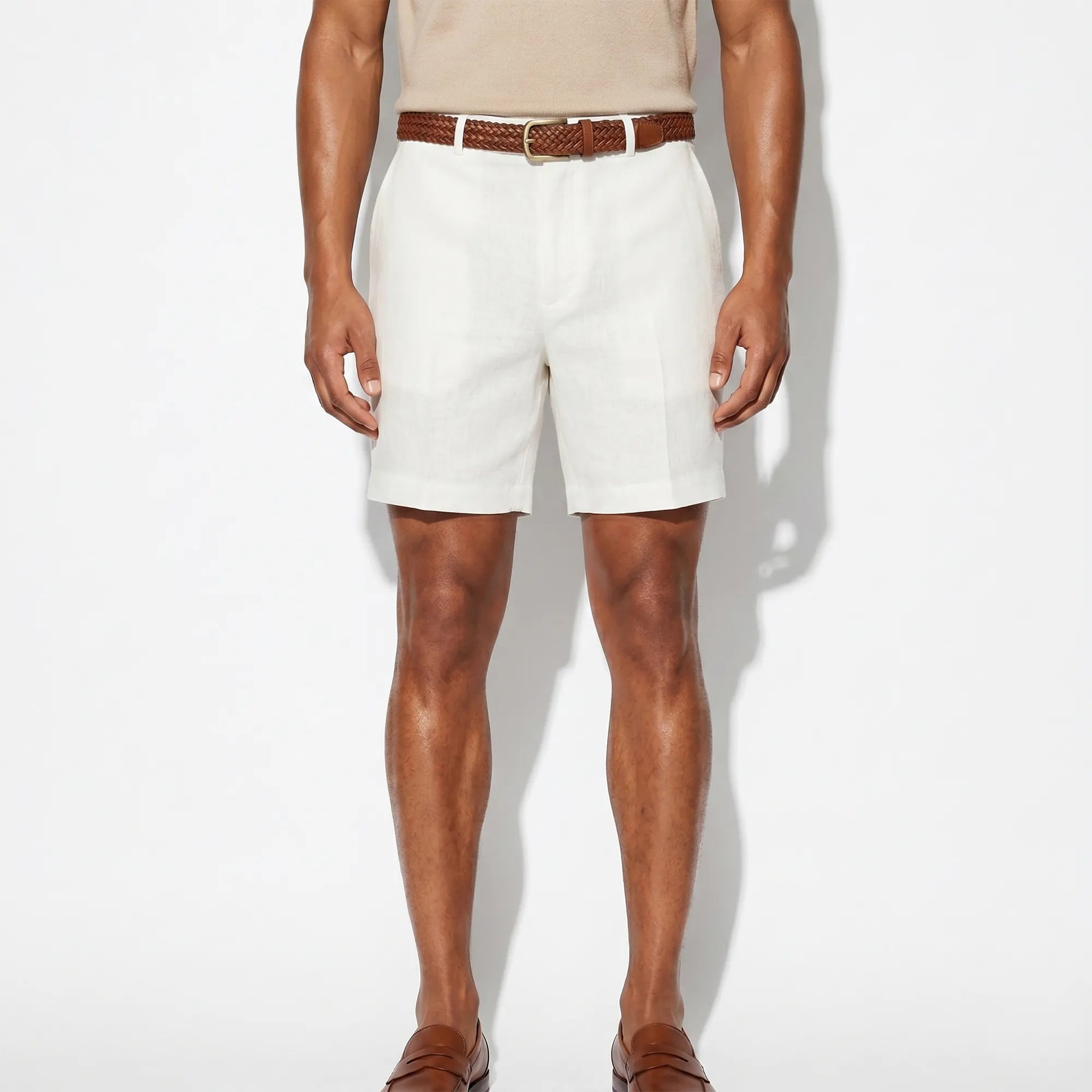 Homme portant un short en lin blanc non transparent style Riviera — Rivenza