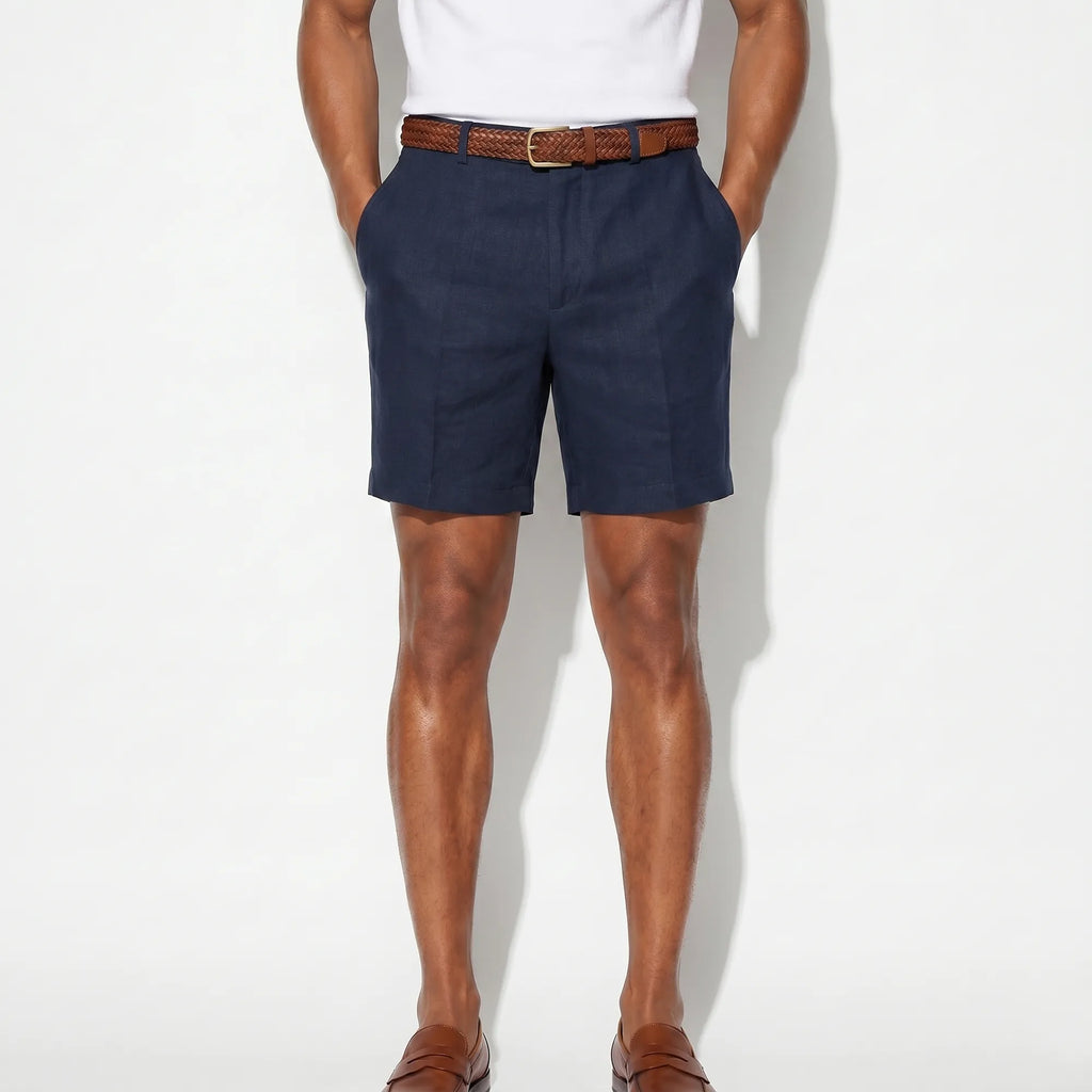 Look d'été élégant homme avec short en lin lourd bleu marine coupe tailored — Rivenza