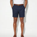 Look d'été élégant homme avec short en lin lourd bleu marine coupe tailored — Rivenza