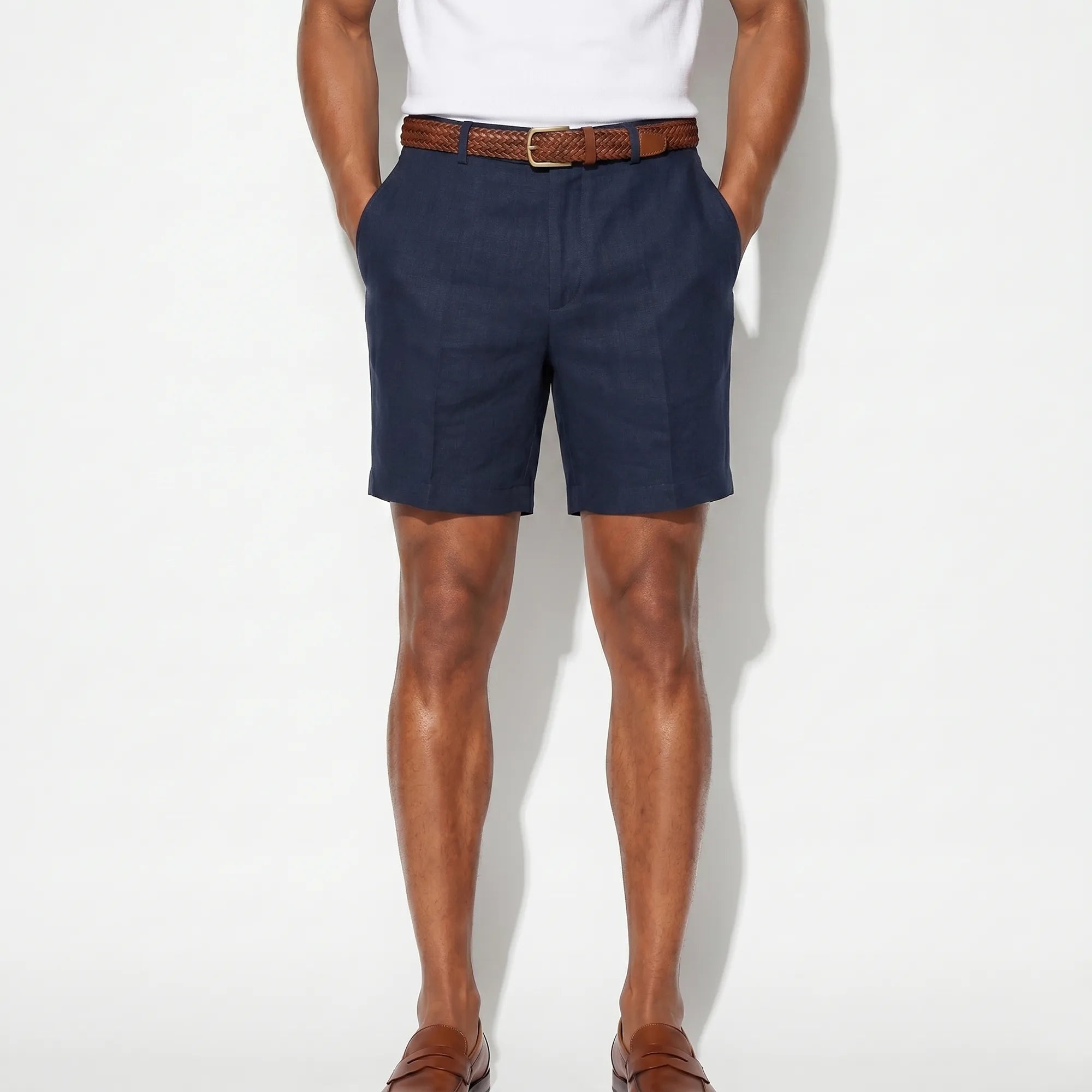 Look d'été élégant homme avec short en lin lourd bleu marine coupe tailored — Rivenza