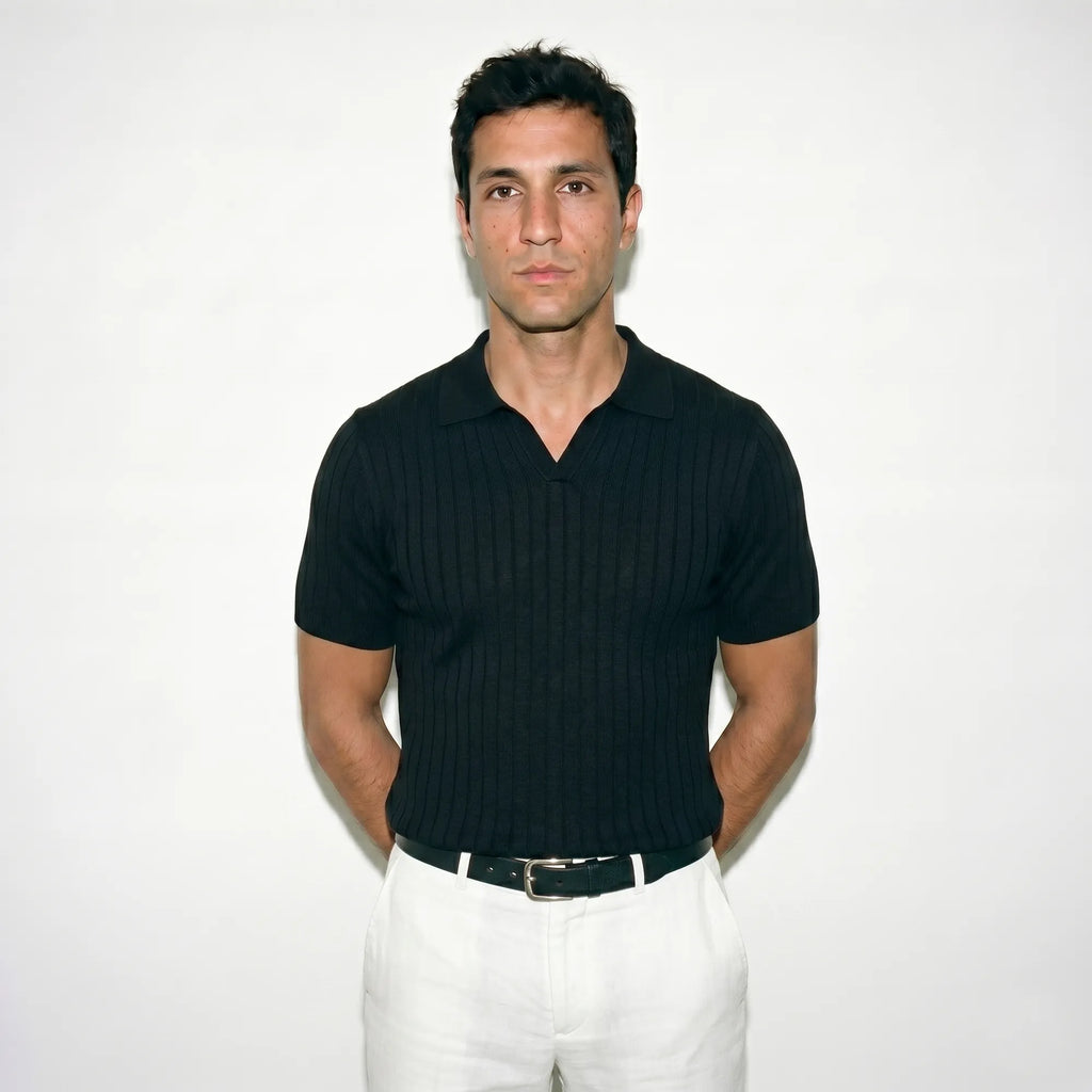 Tenue d'été chic homme avec polo noir col ouvert en maille jacquard — Rivenza